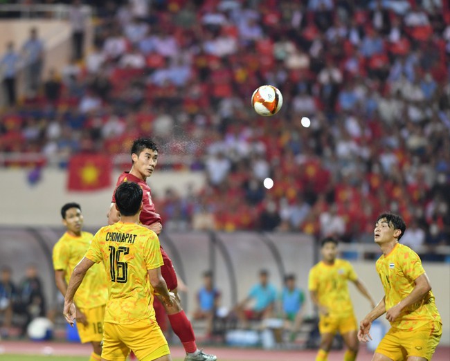 Tuyển thủ U23 Việt Nam ùa ra ăn mừng cùng CĐV tại Mỹ Đình - Ảnh 1.