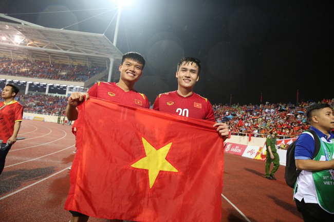 Tuyển thủ U23 Việt Nam ùa ra ăn mừng cùng CĐV tại Mỹ Đình - Ảnh 3.