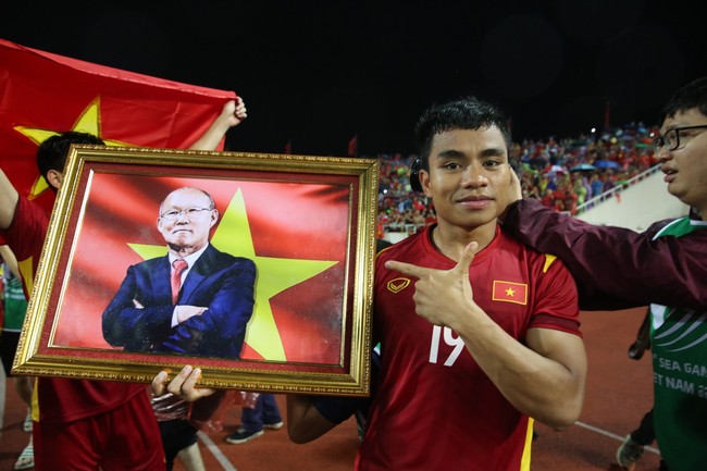 Tuyển thủ U23 Việt Nam ùa ra ăn mừng cùng CĐV tại Mỹ Đình - Ảnh 4.
