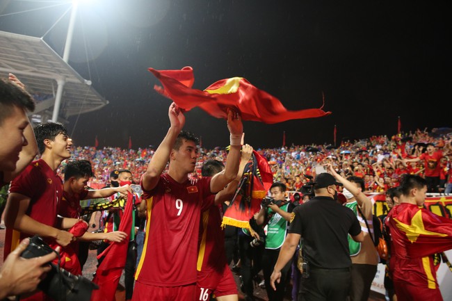 Tuyển thủ U23 Việt Nam ùa ra ăn mừng cùng CĐV tại Mỹ Đình - Ảnh 5.