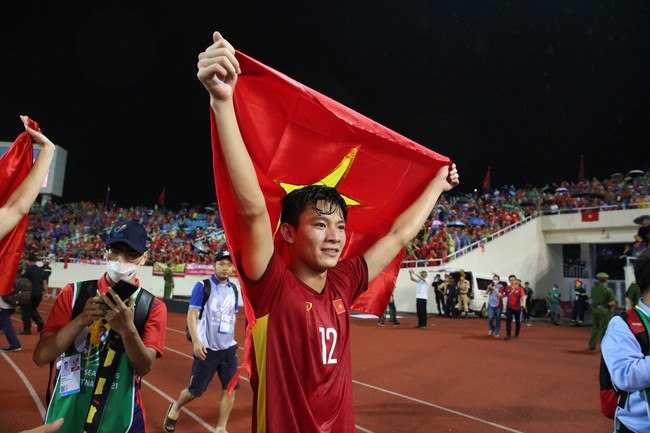 Tuyển thủ U23 Việt Nam ùa ra ăn mừng cùng CĐV tại Mỹ Đình - Ảnh 6.