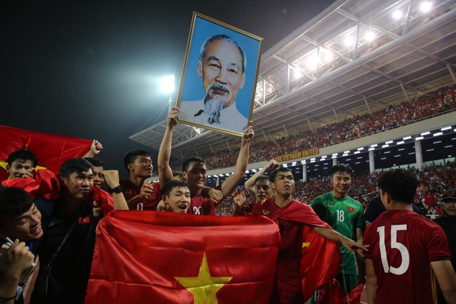 Tuyển thủ U23 Việt Nam ùa ra ăn mừng cùng CĐV tại Mỹ Đình - Ảnh 7.