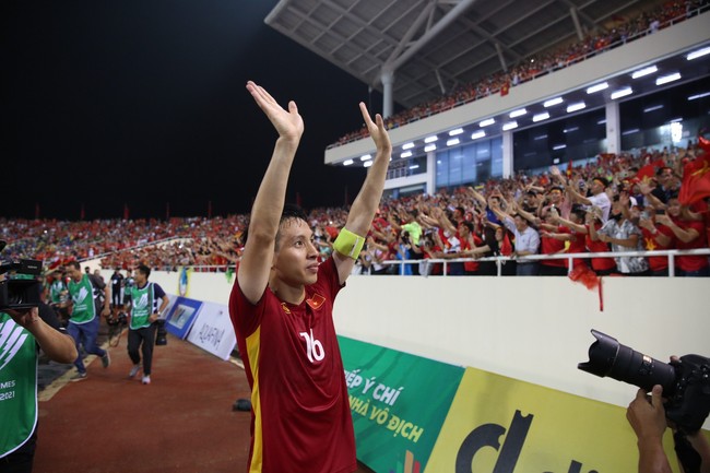 Tuyển thủ U23 Việt Nam ùa ra ăn mừng cùng CĐV tại Mỹ Đình - Ảnh 9.