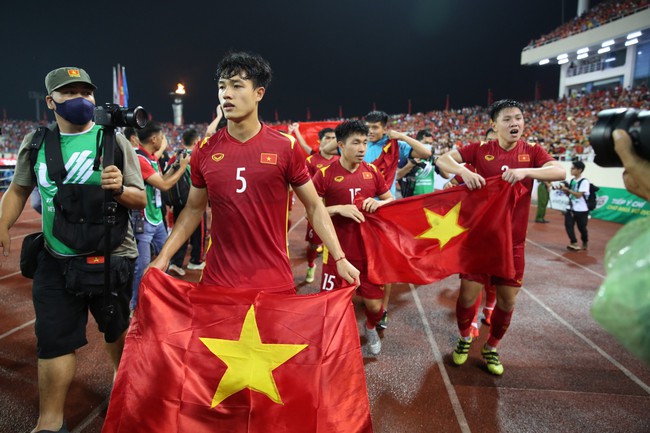 Tuyển thủ U23 Việt Nam ùa ra ăn mừng cùng CĐV tại Mỹ Đình - Ảnh 10.