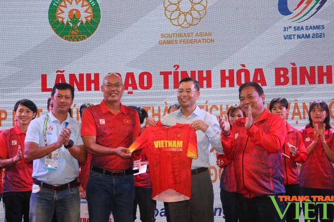Hoà Bình: Gặp mặt, chúc mừng Đoàn VĐV đội tuyển đua xe đạp Quốc gia Việt Nam thi đấu SEA Games 31 - Ảnh 3.