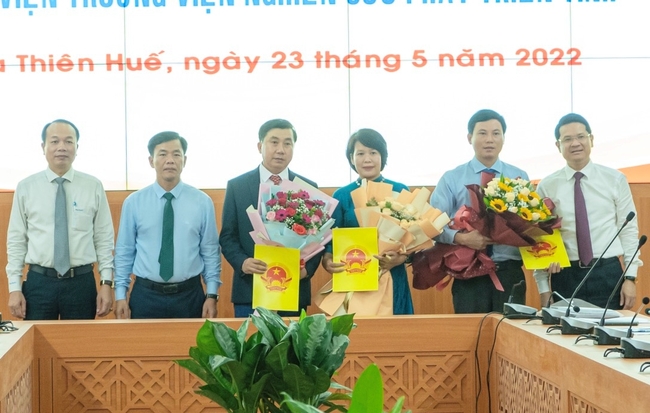 TT-Huế: Bổ nhiệm lãnh đạo chủ chốt các sở Du lịch, TNMT và Viện Nghiên cứu phát triển  - Ảnh 2.