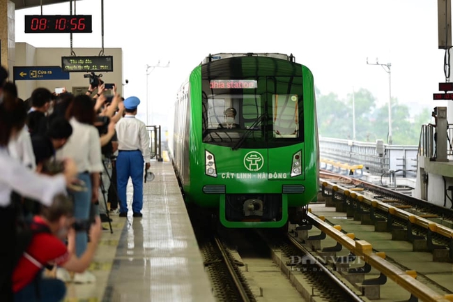 The Cat Linh - Ha Dong train that stopped suddenly in the middle of a storm is not a rehearsal for an unexpected incident.  Illustrations