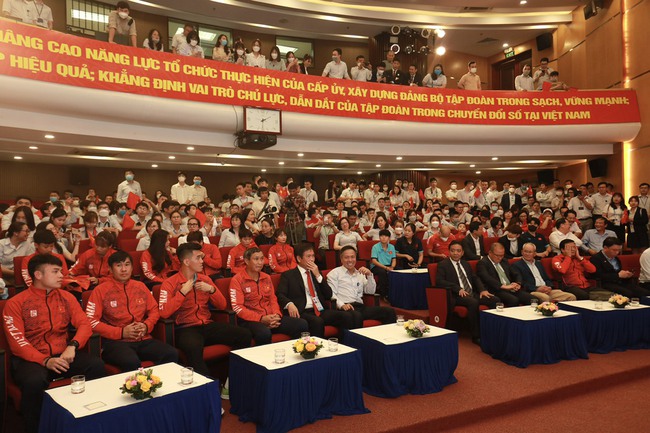 Tập đoàn VNPT thưởng “nóng” 2 tỷ đồng cho U23 và đội tuyển nữ Việt Nam - Ảnh 1.
