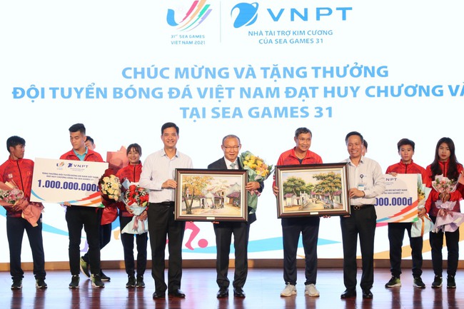 Tập đoàn VNPT thưởng “nóng” 2 tỷ đồng cho U23 và đội tuyển nữ Việt Nam - Ảnh 3.