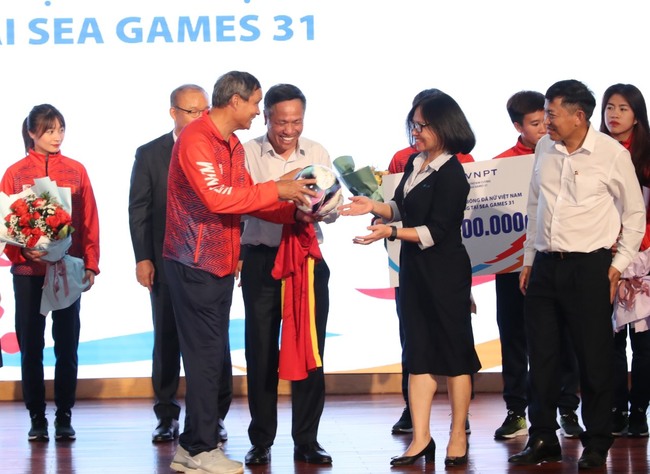 Tập đoàn VNPT thưởng “nóng” 2 tỷ đồng cho U23 và đội tuyển nữ Việt Nam - Ảnh 6.