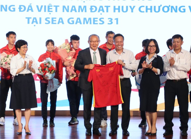 Tập đoàn VNPT thưởng “nóng” 2 tỷ đồng cho U23 và đội tuyển nữ Việt Nam - Ảnh 7.