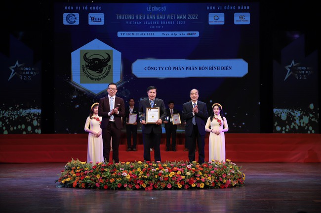 Công ty Cổ phần Phân bón Bình Điền nhận giải thưởng &quot;Thương hiệu dẫn đầu Việt Nam 2022&quot; - Ảnh 1.