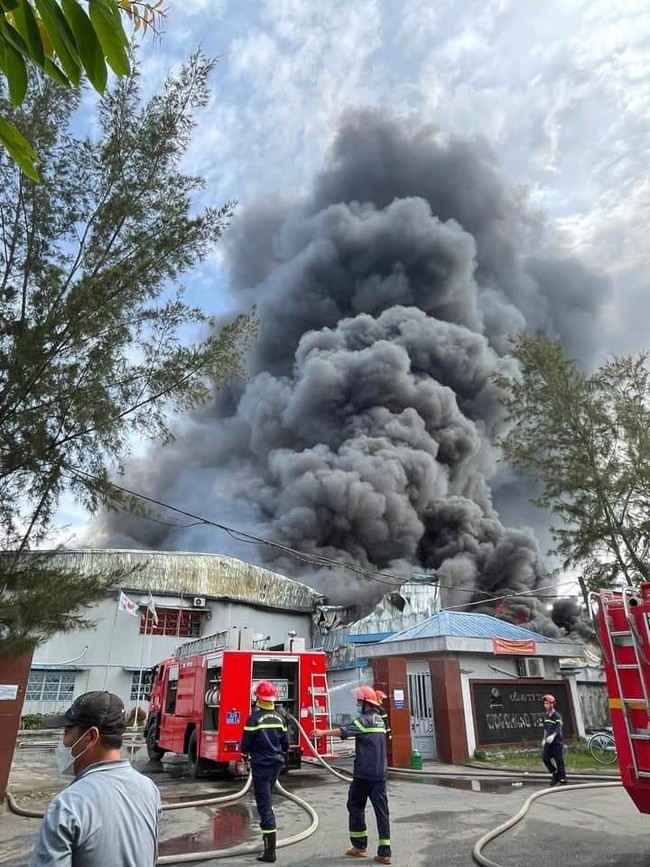 Cháy lớn, khói lửa bốc lên ngùn ngụt tại một công ty may tại Quảng - Ảnh 1.