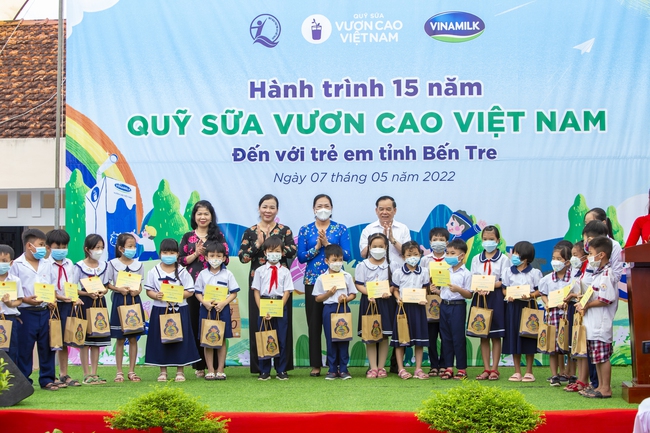 Quỹ sữa Vươn cao Việt Nam và Vinamilk trao tặng 1,9 triệu ly sữa cho 21.000 trẻ em trong năm 2022 - Ảnh 2.