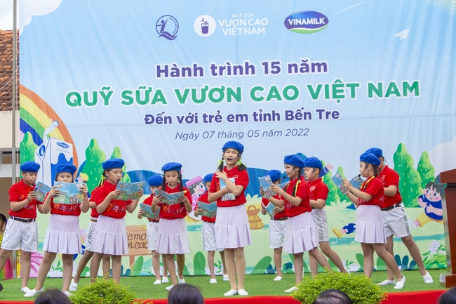 Quỹ sữa Vươn cao Việt Nam và Vinamilk trao tặng 1,9 triệu ly sữa cho 21.000 trẻ em trong năm 2022 - Ảnh 3.