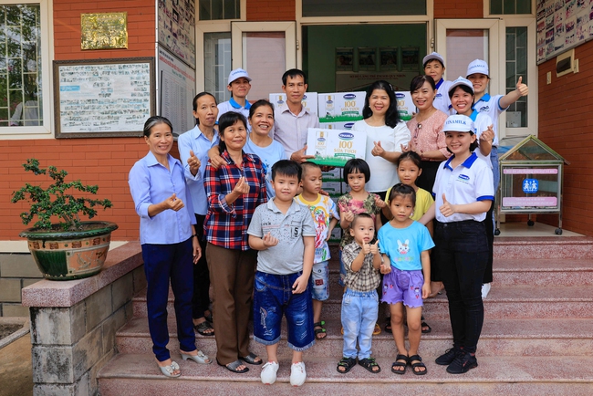 Quỹ sữa Vươn cao Việt Nam và Vinamilk trao tặng 1,9 triệu ly sữa cho 21.000 trẻ em trong năm 2022 - Ảnh 4.
