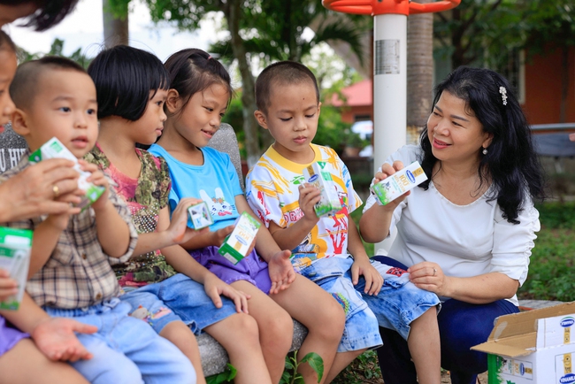 Quỹ sữa Vươn cao Việt Nam và Vinamilk trao tặng 1,9 triệu ly sữa cho 21.000 trẻ em trong năm 2022 - Ảnh 5.