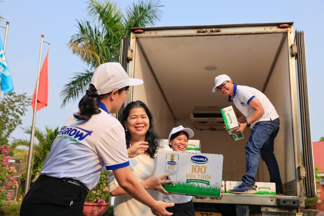 Quỹ sữa Vươn cao Việt Nam và Vinamilk trao tặng 1,9 triệu ly sữa cho 21.000 trẻ em trong năm 2022 - Ảnh 6.