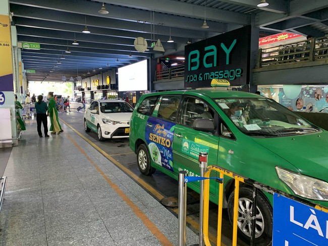 Xử lý nhiều xe hợp đồng, xe taxi tại sân bay Tân Sơn Nhất - Ảnh 1.