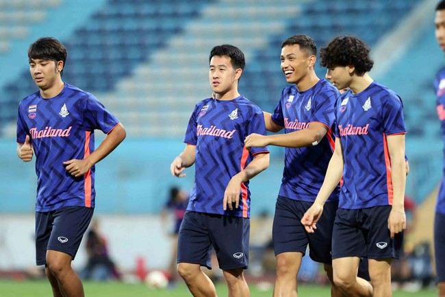 U23 Thái Lan sử dụng 9 cầu thủ thi đấu ở châu Âu đối đầu với U23 Việt Nam - Ảnh 1.