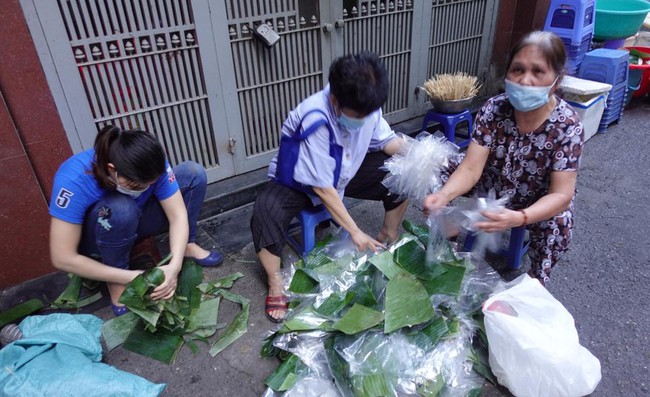 Hiện thực hóa mục tiêu 100% rác thải sinh hoạt được phân loại tại Hoàn Kiếm - Ảnh 2.