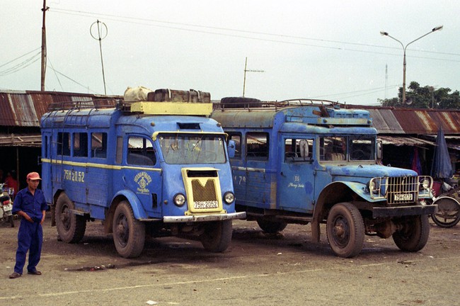 Poisonous photo: Close-up of a strange bus in Vietnam in 1996 - Photo 1.