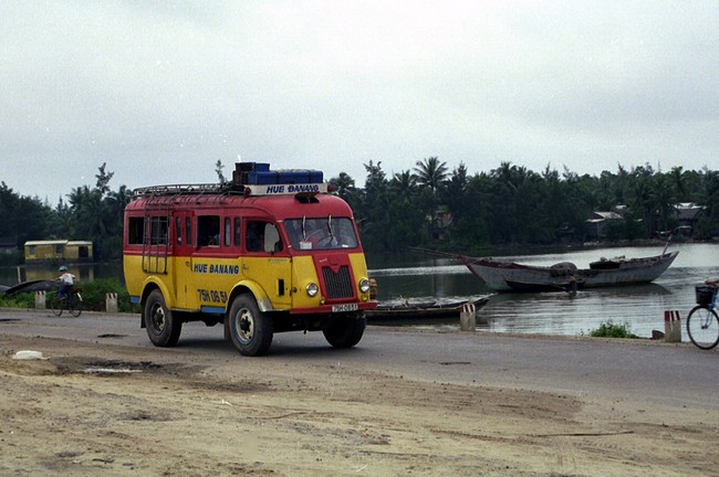 Poisonous photo: Close-up of a strange bus in Vietnam in 1996 - Photo 2.