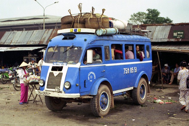 Poisonous photo: Close-up of a strange bus in Vietnam in 1996 - Photo 3.