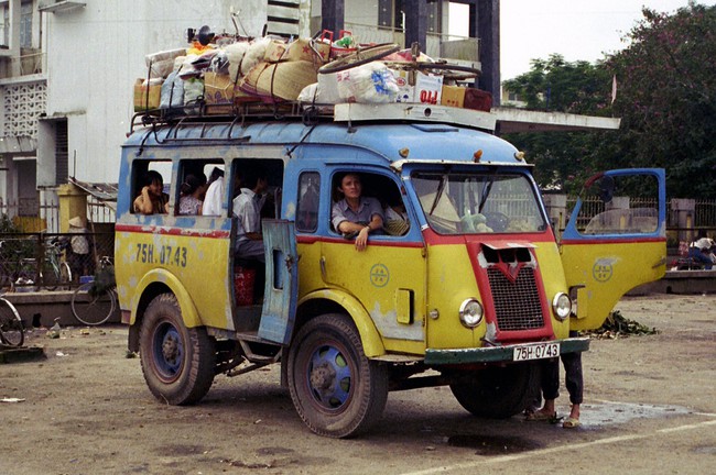 Poisonous photo: Close-up of a strange bus in Vietnam in 1996 - Photo 4.