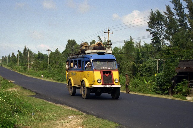Poisonous photo: Close-up of a strange bus in Vietnam in 1996 - Photo 6.