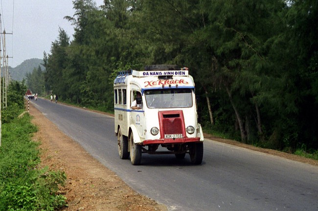 Poisonous photo: Close-up of a strange bus in Vietnam in 1996 - Photo 7.
