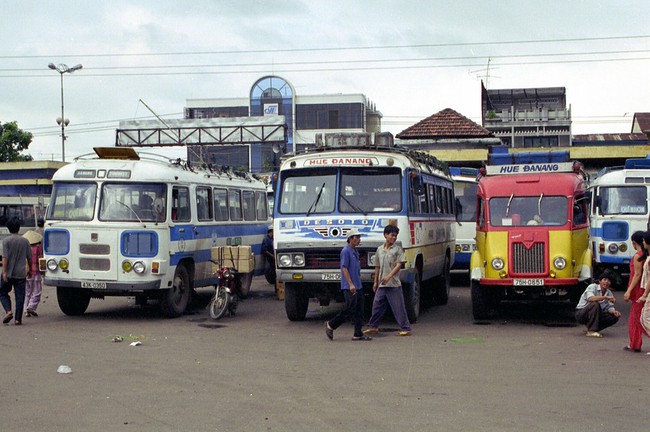 Poisonous photo: Close-up of a strange bus in Vietnam in 1996 - Photo 8.
