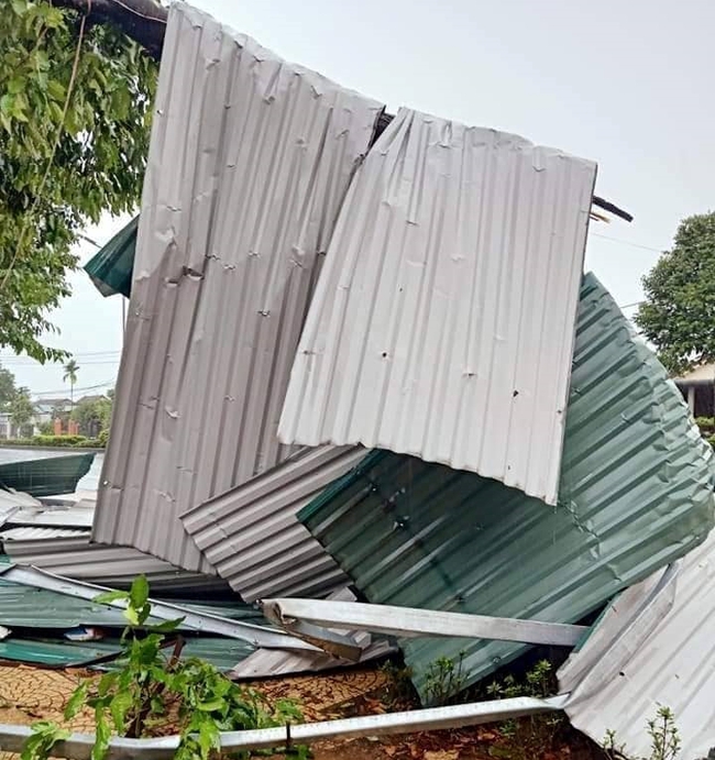 TT-Huế: Hàng chục nhà dân, hàng quán thiệt hại vì lốc xoáy  - Ảnh 2.