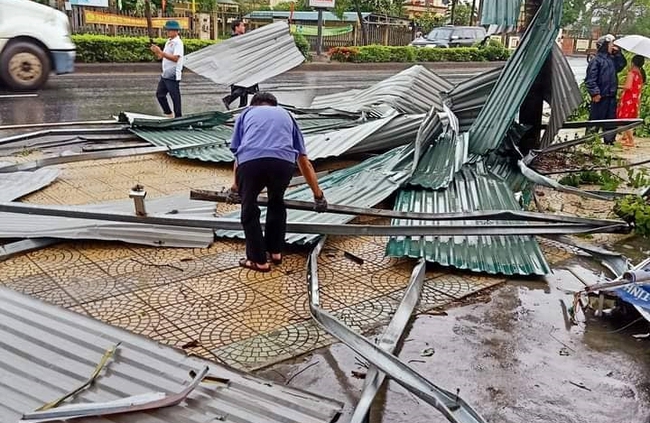 TT-Huế: Hàng chục nhà dân, hàng quán thiệt hại vì lốc xoáy  - Ảnh 1.