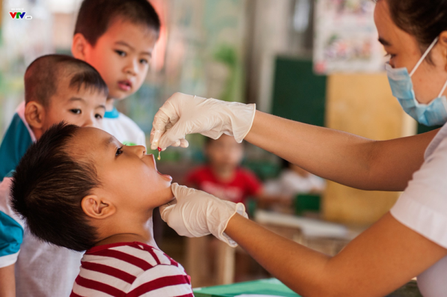Quận Hà Đông (Hà Nội) triển khai chiến dịch bổ sung Vitamin A cho trẻ em - Ảnh 1.