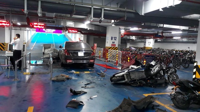 Xe sang Maybach tông hàng loạt xe máy trong hầm chung cư 6th Element ở Hà Nội - Ảnh 1.