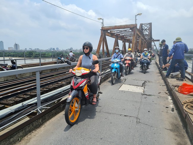 Cầu Long Biên bị sụt mặt đường - Ảnh 2.