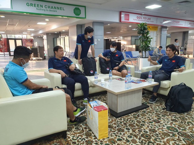 U23 Việt Nam gặp sự cố khi bay sang Uzbekistan - Ảnh 1.