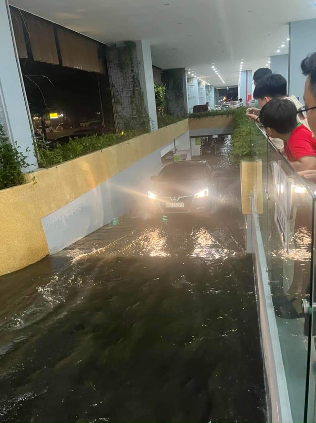 Đồng Nai: Thành phố triệu dân, mưa là ngập, một phần do người dân xả rác lấp miệng cống - Ảnh 4.