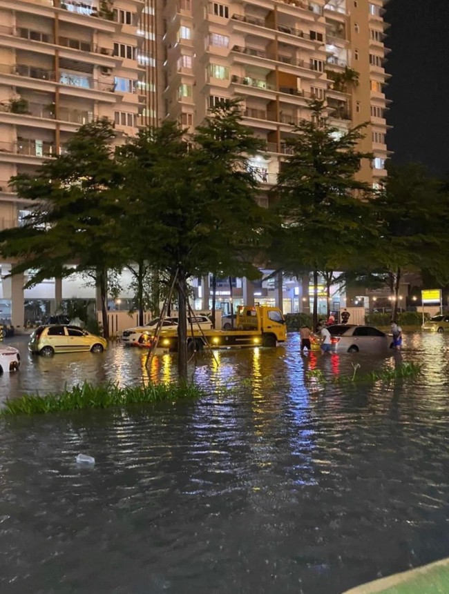 Đồng Nai: Thành phố triệu dân, mưa là ngập, một phần do người dân xả rác lấp miệng cống - Ảnh 10.
