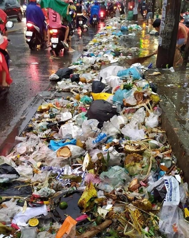 Đồng Nai: Thành phố triệu dân, mưa là ngập, một phần do người dân xả rác lấp miệng cống - Ảnh 6.