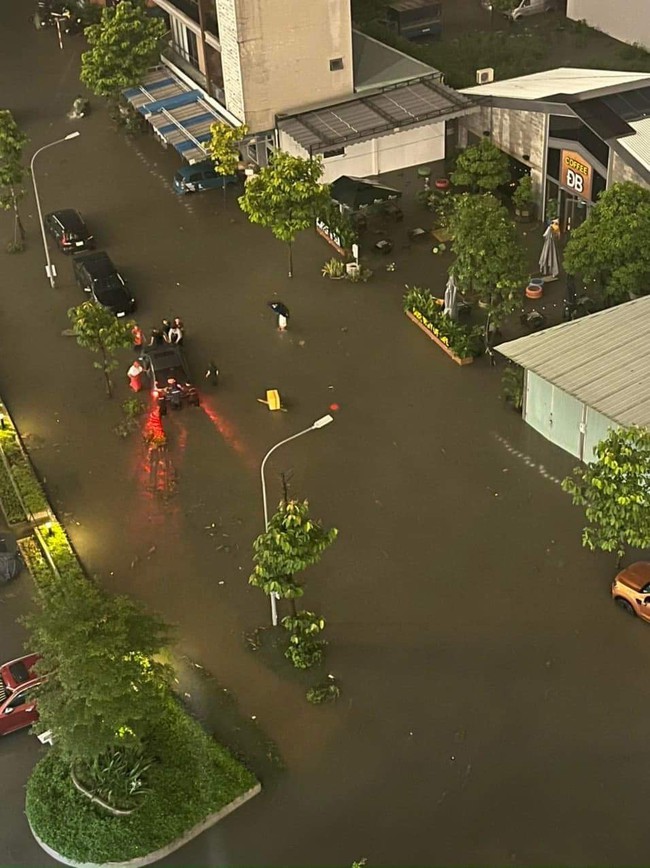 Đồng Nai: Thành phố triệu dân, mưa là ngập, một phần do người dân xả rác lấp miệng cống - Ảnh 9.