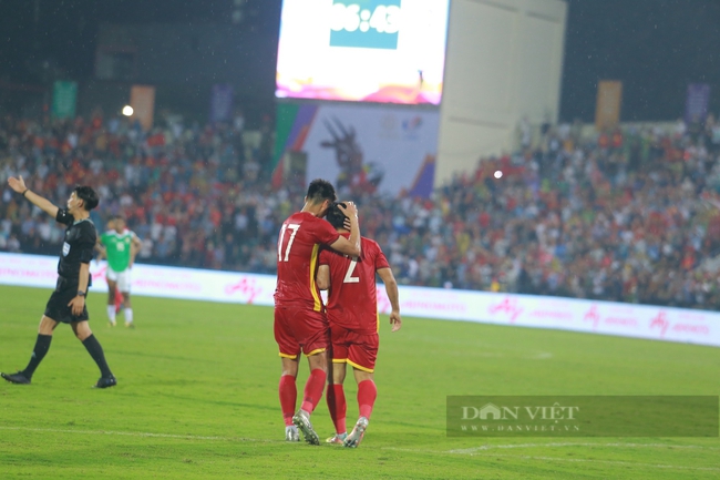 Clip: Hậu vệ U23 Indonesia lòng ngóng đá phản lưới nhà - Ảnh 1.