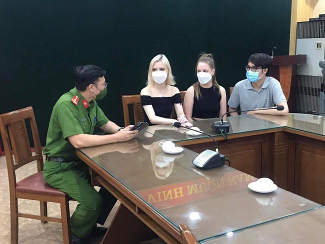 Tài xế chiếm đoạt điện thoại của hai nữ du khách Nga ở Hà Nội bị tạm giữ hình sự - Ảnh 2.