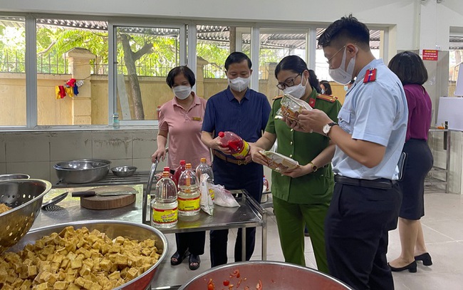 Quận Long Biên xử phạt nhiều cơ sở kinh doanh thực phẩm - Ảnh 1.