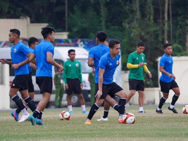 CĐV Phú Thọ an ủi U23 Indonesia bằng đặc sản… thịt chó! - Ảnh 2.