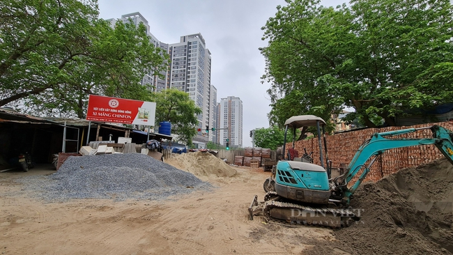 Cột đèn tín hiệu giao thông kỳ lạ nhất Hà Nội, mọc giữa đường cụt nhiều năm - Ảnh 2.