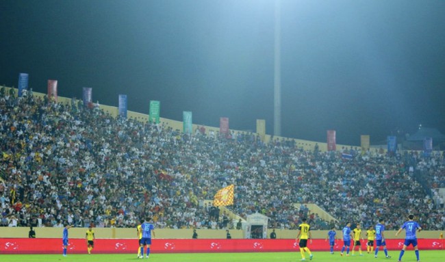 Sân Thiên Trường tạo ra cảnh tượng có “1-0-2”, cả Đông Nam Á phát sốt - Ảnh 3.