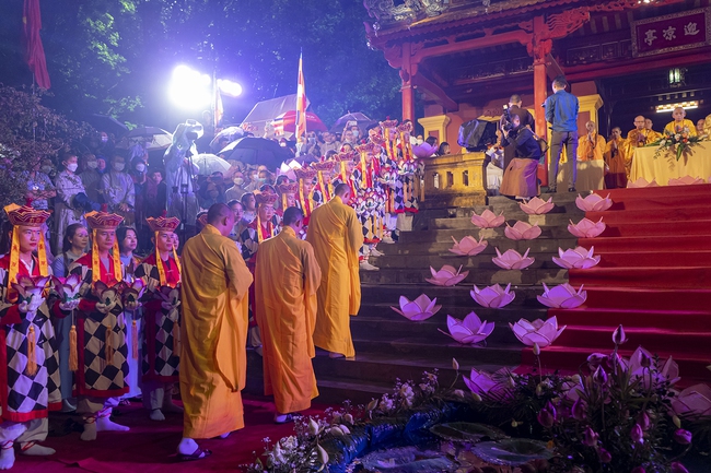 Huế thắp sáng 7 đóa sen khổng lồ trên sông Hương, bắt đầu Đại lễ Phật đản 8 ngày - Ảnh 9.