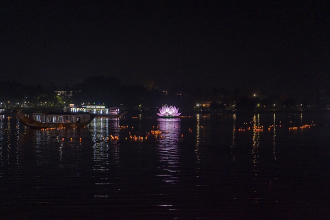 Huế thắp sáng 7 đóa sen khổng lồ trên sông Hương, bắt đầu Đại lễ Phật đản 8 ngày - Ảnh 5.